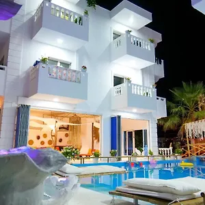 Relax 4* Ksamil